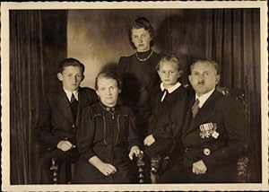 Foto Ansichtskarte / Postkarte Kriegsveteran mit Familie, Verwundetenabzeichen, Ordenspange, Eise...