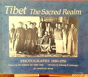 Bild des Verkufers fr Tibet. The Sacred Realm. Photographs 1880-1950 zum Verkauf von Studio bibliografico De Carlo