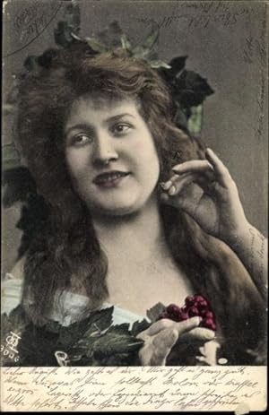 Ansichtskarte / Postkarte Frauenportrait, Frau mit Blätterkranz