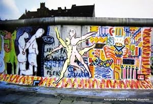 Seller image for Berliner Mauer. Die lngste Leinwand der Welt. Leichlingen, Krone, 1998. Quer-8vo. Durchgngig mit meist ganzseitigen farbigen fotografischen Abbildungen. 96 S. Farbiger Or.-Pp. (ISBN 3933241049). for sale by Jrgen Patzer