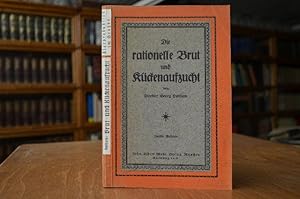 Imagen del vendedor de Die rationelle Brut und Kckenaufzucht. Beigebunden: S.G. Hanson: Eierproduktion im Groen. Mistelgau, Rler, 1921, 40 S.; C.M. Mller: Wie erziehe ich meine Kcken zu guten Legerinnen. Selbstverlag, 4. Tsd., 30 S. mit Ill.; C.M. Mller: Wie erziele ich von meinen Legehennen die hchstmgliche Eierzahl zu jeder Jahreszeit? Eine Feststellung der Fehler der zur Zeit auf dem Lande blichen Ftterungsweise nebst genauer Anweisung, was, wieviel und wie zu fttern ist. Selbstverlag, 21 S. a la venta por Gppinger Antiquariat