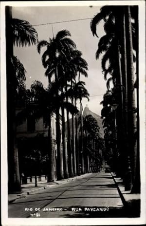 Bild des Verkufers fr Ansichtskarte / Postkarte Rio de Janeiro Brasilien, Rua Paysandu, Blick in die Strae, Palmen zum Verkauf von akpool GmbH