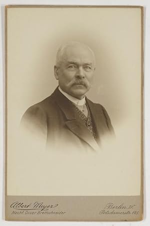 Bild des Verkufers fr Portrait, Brustbild, Photographie von Albert Meyer. zum Verkauf von Antiq. F.-D. Shn - Medicusbooks.Com