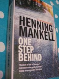 Image du vendeur pour One Step behind A Kurt Wallander Novel mis en vente par Alte Bcherwelt