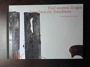 Image du vendeur pour Fnf stumme Zeugen betrachten ein Tonschwein. 7192 Jahre Begegnung im Museum. mis en vente par Antiquariat Maralt