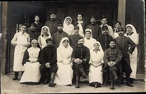 Foto Ansichtskarte / Postkarte Krankenschwestern, Deutsche Soldaten in Uniformen, Sanitäter