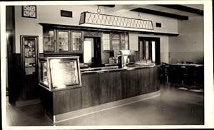 Foto Ansichtskarte / Postkarte Wanduhr im Gasthaus, Tresen