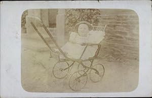 Foto Ansichtskarte / Postkarte Kind in einem Kinderwagen, Portrait