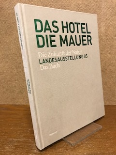 Bild des Verkufers fr Das Hotel die Mauer. Die Zukunft der Natur das Buch. Landesauastellung 05 Tirol , Sdtirol, Trentino zum Verkauf von Antiquariat Unterberger