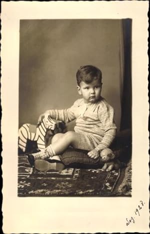 Foto Ansichtskarte / Postkarte Kleiner Junge mit Spielzeug, Holzzebra, Stoffkatze