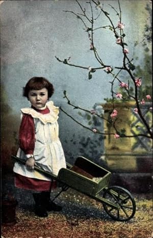 Ansichtskarte / Postkarte Kleines Mädchen mit Schubkarre