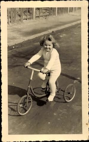 Foto Ansichtskarte / Postkarte Kleines Mädchen auf einem Dreirad, Meerbeck