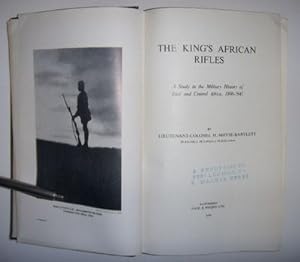 Imagen del vendedor de The King's African Rifles A Study in the Military History of East and Central Africa 1890 - 1945. a la venta por Antiquariat Welwitschia Dr. Andreas Eckl