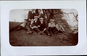 Foto Ansichtskarte / Postkarte Portrait mit Studenten unter einem Baum