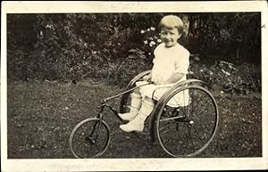 Foto Ansichtskarte / Postkarte Mädchen auf einem Dreirad