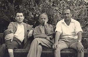 Immagine del venditore per Gruppenbild Gerhard Rhm und Friedrich Achleitner mit Walther Schneider. Originalabzug der Privataufnahme von Dorothea Zeemann, Wien, Schnbrunn 1961. venduto da Georg Fritsch Antiquariat