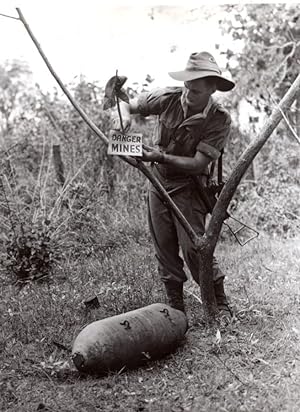 Malaysia North Borneo WWII RAAF Bomb Disposal Worker old Press Photo 1945