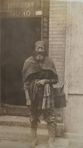 ANTIQUE 1920s PEKING CHINA EMBROIDERY WORKING MAN WORN CLOTH SNAPSHOT RARE PHOTO