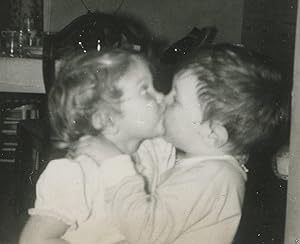 VINTAGE FUNNY YOUNG LOVERS FIRST KISS SURPRISE EYES CUTE KIDS KISSES OLD PHOTO