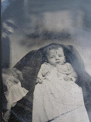 ANTIQUE AMERICAN HIDDEN MOTHER GHOST FACE HAND ARTISTIC BABY BOY TINTYPE PHOTO