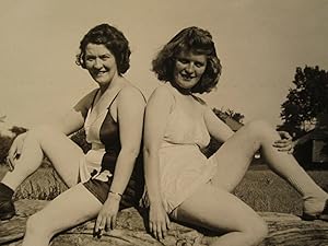 VINTAGE WW2 ERA 1942 MA RISQUE AMERICAN GIRLS BATHING SUITS HEART BOOKENDS PHOTO