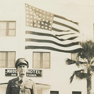 VINTAGE WW2 ERA PATRIOTIC SOLDIER AMERICAN FLAG MADISON HOTEL DECO FL ? PHOTO