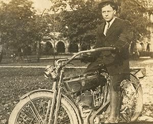 VINTAGE 1909 ? READING STANDARD MOTORCYLE HANDSOME MAN LANTERN ANTIQUE PHOTO