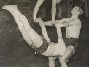 VINTAGE ANTIQUE ACROBAT YOUNG AMERICAN TEENS FUN MEN MUSCLES OLD GAY INT PHOTO
