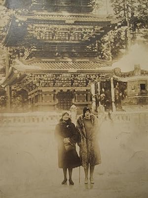 ANTIQUE FLAPPERS IN JAPAN CLOCHE HATS JAPANESE ARCHITECTURE TEMPLE OLD PHOTO