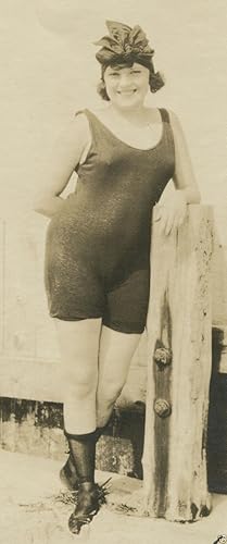 ANTIQUE VINTAGE PRE FLAPPER ERA AMERICAN BATHING BEAUTY BATHING SWIM SUIT PHOTO