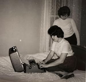 Bild des Verkufers fr VINTAGE 1962 HI TECH TYPEWRITER COLLEGE GIRLS FUN VERNACULAR PHOTOGRAPHY PHOTO zum Verkauf von 21 East Gallery