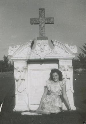 VINTAGE CEMETERY SKULL ANGEL EYES TOMAHAWK WI SWAMP THING GLAM SHOT 1946 PHOTO