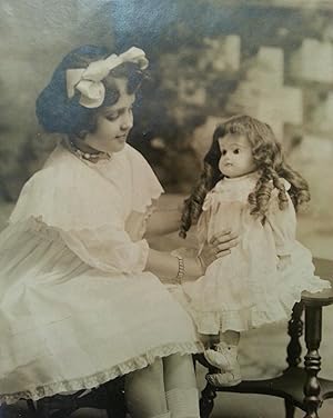 ANTIQUE VINTAGE TOY GIRL'S DOLL BROWN HAIR AMERICAN BEAUTY STILL LIFE PHOTO