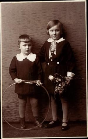 Foto Ansichtskarte / Postkarte Zwei Geschwister, Mädchen mit Blumenstrauß, Junge mit Reifen