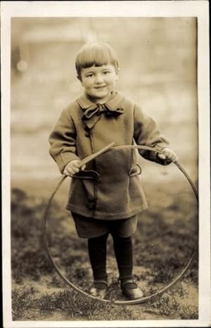 Foto Ansichtskarte / Postkarte Kleiner Junge mit seinem Reifen