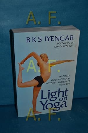 Image du vendeur pour Light on Yoga: The Classic Guide to Yoga By the World's Foremost Authority mis en vente par Antiquarische Fundgrube e.U.