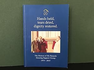 Immagine del venditore per Hands Held, Tears Dried, Dignity Restored: The History of the Banyule Housing Support Group 1973-2015 venduto da Bookwood