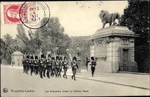 Ansichtskarte / Postkarte Laeken Bruxelles Brüssel, Les Grenadiers devant le Château Royal