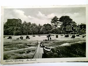 Bild des Verkufers fr Scharbeutz. Ostseebad. Alte, schne AK s/w, gel. 1938. Partie am Strand, Strandkrbe, Schwimmer, Gebudeansichten, Holzsteg, Junge mit Kanu zum Verkauf von ABC Versand e.K.