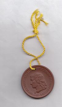 Image du vendeur pour Braune Porzellanmedaille. VS: Kopfdarstellung im Profil nach links,rckseitig: Stadtansicht von ?. Durchmesser: 3,5 cm, mit gelber Aufhngekordel. mis en vente par Antiquariat Michael Eschmann