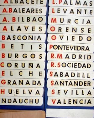 24 NOMBRES DE EQUIPOS DE FUTBOL EN SOPORTE DE MADERA. + CIFRAS. AÑOS 50/60. (Coleccionismo Deport...