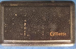 MÁQUINA DE AFEITAR DE CUCHILLA GILLETTE. CON CAJA, CEPILLO Y ESTUCHE PARA LAS HOJAS DE AFEITAR, S...