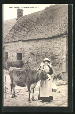 Postcard Jersey, Coiffe de Jersey, Bäuerin mit Ochsen vor ihrem Haus