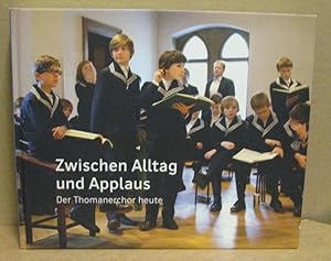 Bild des Verkufers fr Zwischen Alltag und Applaus./ St. Thomas Boys Choir. Der Thomanerchor heute/ Between practice and prominence. zum Verkauf von Nicoline Thieme