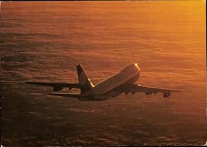 Bild des Verkufers fr Ansichtskarte / Postkarte Lufthansa Boeing 747, Passagierflugzeug, ber den Wolken, Abendstimmung zum Verkauf von akpool GmbH