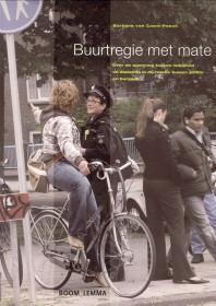 Buurtregie met mate. Over de spanning tussen nabijheid en distantie in de relatie tussen politie ...