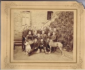 Rudolf Denhardt mit Schülergruppe und zwei Hunden vor der Sprachheilanstalt Hainstein bei Eisenach.