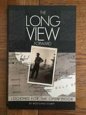 Imagen del vendedor de THE LONG VIEW FORWARD. LOOKING FOR THE OPEN DOOR a la venta por Happyfish Books