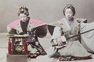 Photographie originale - Deux jeunes filles chantant et jouant du shamisen