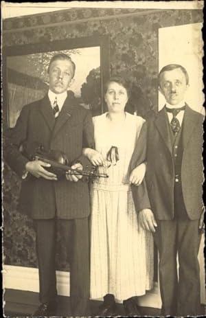 Foto Ansichtskarte / Postkarte Frau, zwei Männer in Anzügen, Geige